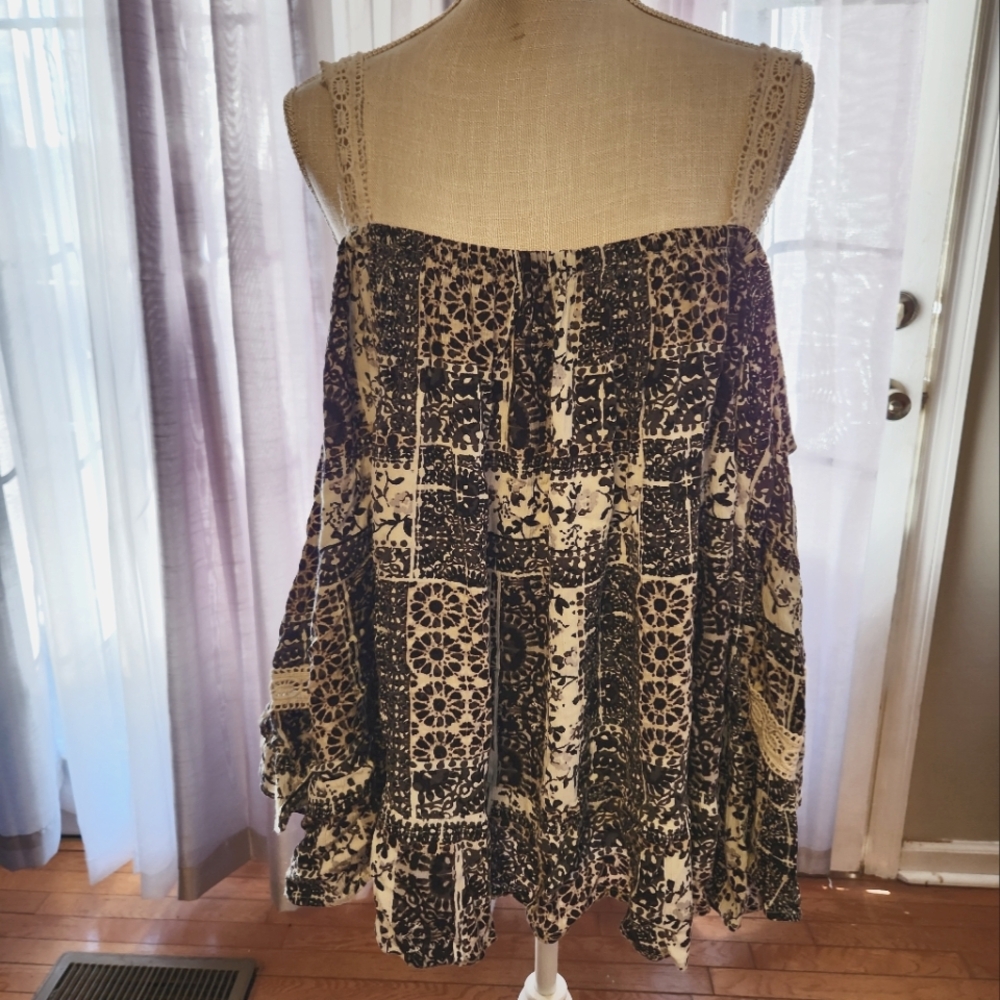 Cold-shoulder blouse